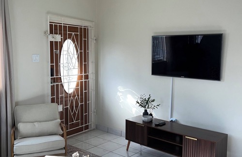 Spring Village House | Modern & enchanting 2-bedroom house with WiFi in St. Catherine Parish