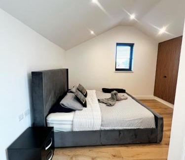 Havering Apartment | Modern Entire Unit 3BR, 3BA, with FREE Parking, balcony, 86inch TV - 15mins to city