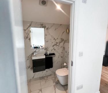 Havering Apartment | Modern Entire Unit 3BR, 3BA, with FREE Parking, balcony, 86inch TV - 15mins to city
