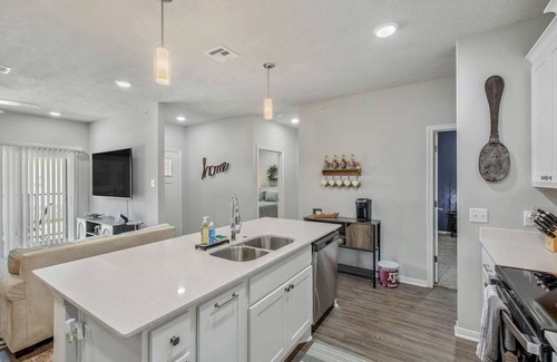 Bryan Apartment | Modern Escape - Allen Park