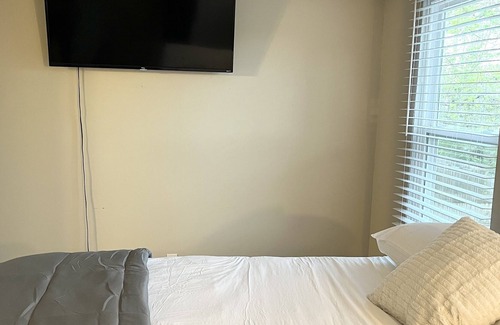 Chesapeake House | Modern Escape King Suite- 8 mins from greenbrier mall