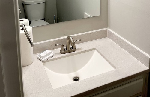 Chesapeake House | Modern Escape King Suite- 8 mins from greenbrier mall