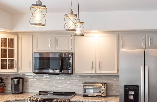 Effort House | Modern Estate★Private Pool!★7 Bed/3 Bath★Hot Tub★Movie Theater!★Game room★PETS!