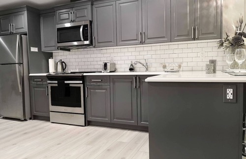 Southwest Calgary Apartment | Modern Executive Furnished 1 Bed Apartment Suite