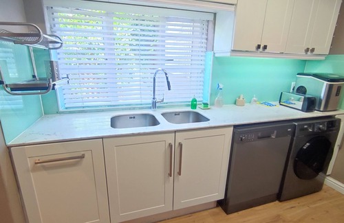 Claremont Cottage | Modern family friendly home with splash pool, safe and very convenient location