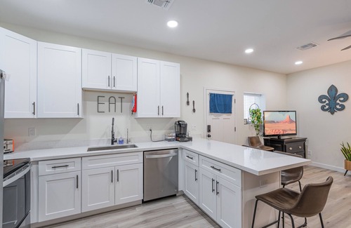 Mesa House | Modern family-friendly 2BR guesthouse with full kitchen and washer/dryer.