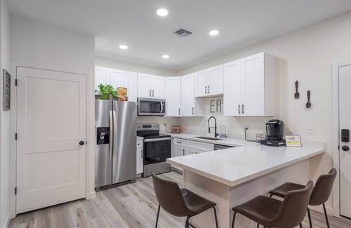 Mesa House | Modern family-friendly 2BR guesthouse with full kitchen and washer/dryer.