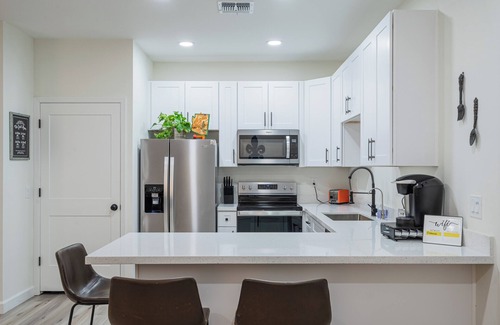 Mesa House | Modern family-friendly 2BR guesthouse with full kitchen and washer/dryer.
