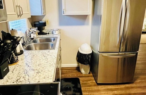 Dunbar Apartment | Modern family-friendly home - walk to WVSU and Shawnee Sports Complex