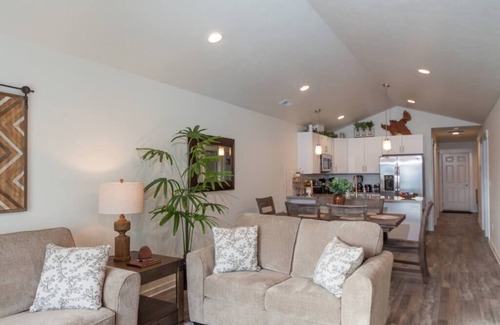 Spokane Valley House | Modern Family Home Decor & Style, KING bed, Wifi, with Garage!