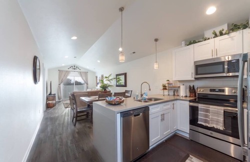 Spokane Valley House | Modern Family Home Decor & Style, KING bed, Wifi, with Garage!
