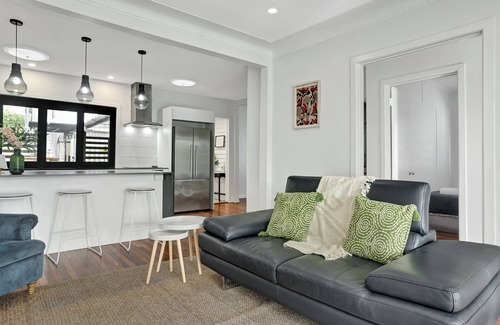 Graceville House | Modern family home in a leafy riverside suburb
