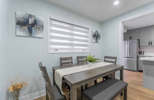 Brampton House | Modern Family Home in Brampton ~ Unwind in Comfort