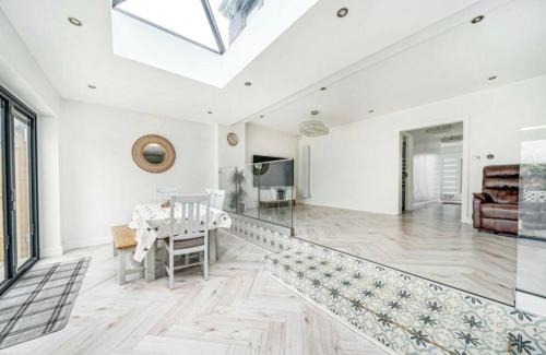 Hillingdon House | Modern Family Home in Greater London