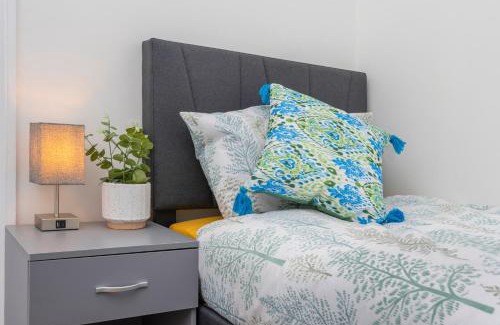Waltham Forest Apartment | Modern family home w/Wi-Fi, Netflix, self check-in