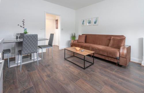 Waltham Forest Apartment | Modern family home w/Wi-Fi, Netflix, self check-in