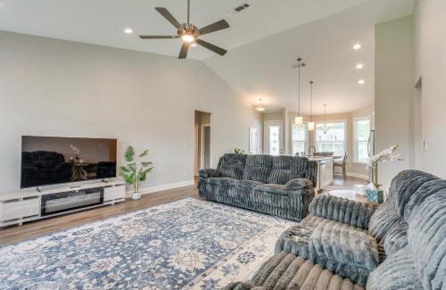 Florida Panhandle House | Modern Family Home with Spacious Yard in Milton