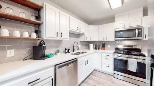 Jewell Heights - Hoffman Heights House | Modern Family Home with Three King Beds Near VA & Anschutz