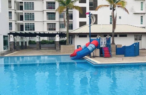 Central District Apartment | Modern Family Homestay Johor Bahru. FREE WIFI, Netflix, Disney hotstar & Parking