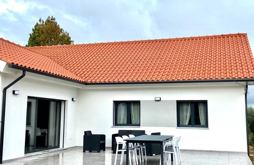 Santa Comba Dao House | Modern family vacation home of 160m2 near the lake for 10 people.