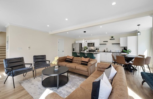 Maple Hill House | Modern Family Retreat | Near Downtown Hartford | Sleeps 10