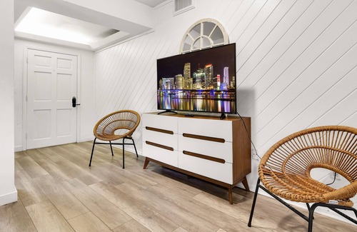 Coral Way Condo | Modern & Fancy 2BD Apartment w/ Pool & Garden