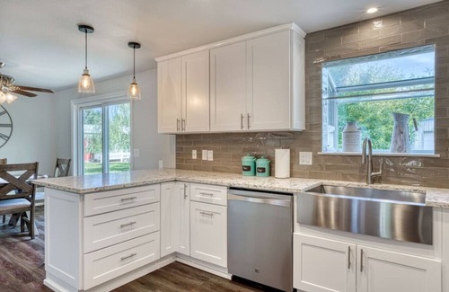 Dalton Gardens House | Modern Farm House- 1-Acre Yard with Hot Tub, Gazebo, BBQ