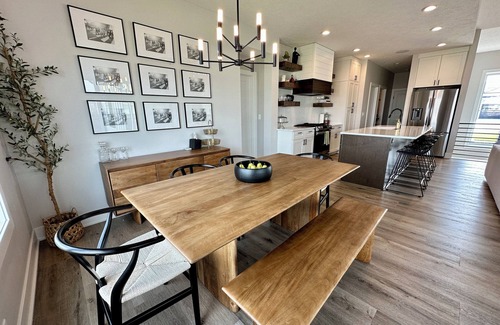 Lincoln House | Modern Farmhouse - 4 Bd 3 Bth
