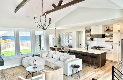 Lincoln House | Modern Farmhouse - 4 Bd 3 Bth