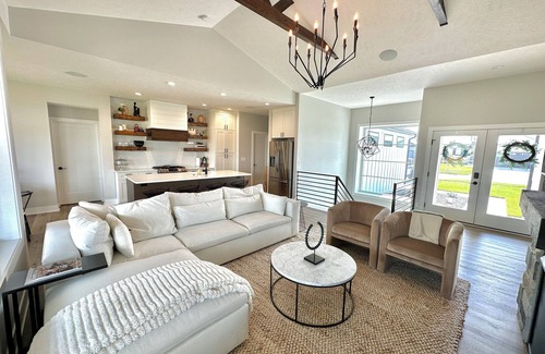 Lincoln House | Modern Farmhouse - 4 Bd 3 Bth
