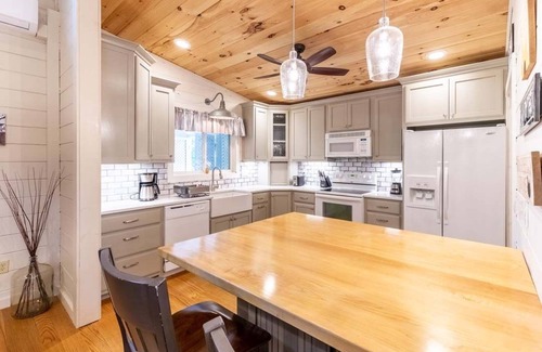 Bryson City Other | Modern Farmhouse on Deep Creek. Hot Tub. Close to Town and Nat'l Park Entrance.