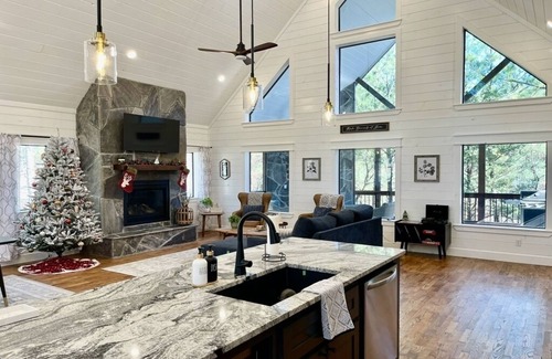 Pickens Cabin | 🏡 Modern Farmhouse Retreat w/Hot Tub, Bright and Open, Immaculate ✨