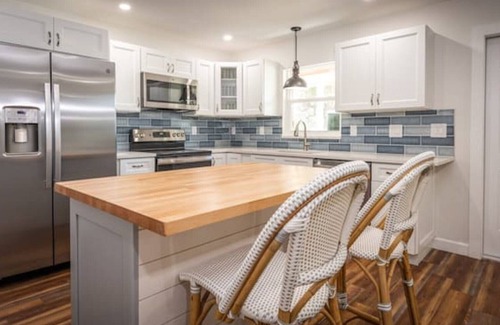 North River Shores House | Modern Farmhouse Retreat – Heated Pool & Close to Beaches!