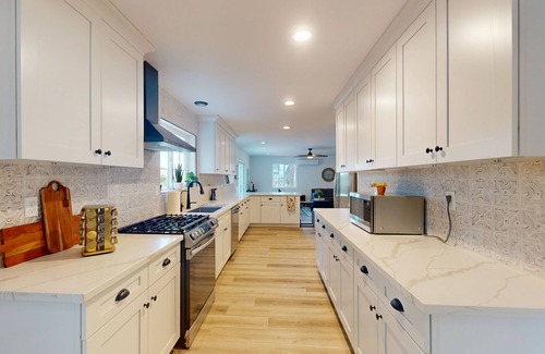 Springville House | Modern farmhouse with mountain views - next to N. Fork Tule River