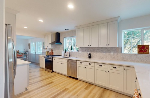 Springville House | Modern farmhouse with mountain views - next to N. Fork Tule River