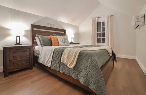 Jackson House | Modern*Fast WiFi*King Bed*Jackson, Missouri