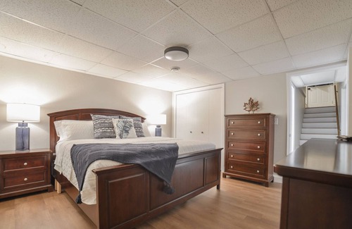 Jackson House | Modern*Fast WiFi*King Bed*Jackson, Missouri