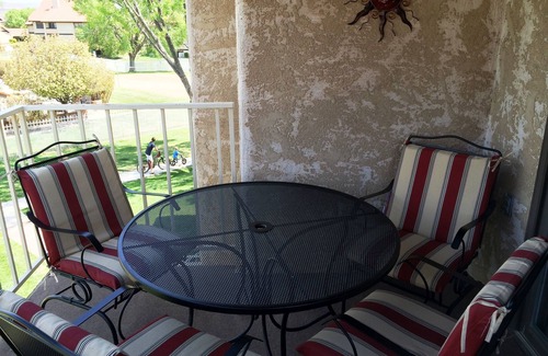 St. George Condo | 'Modern Feel! Wonderful Location! And a Great Price, too!