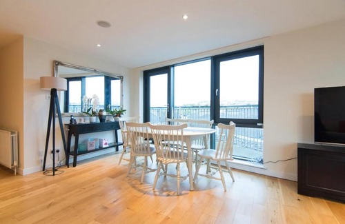 Glasgow Westend Apartment | Modern Finneston City View Apartment