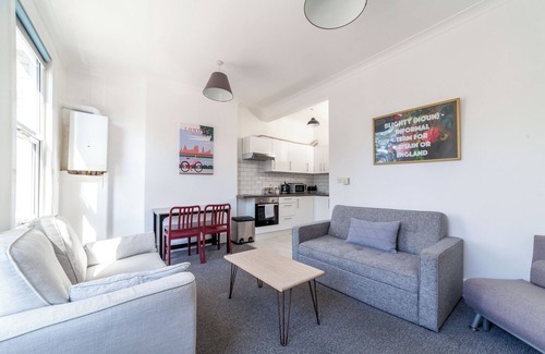Highbury West Apartment | Modern flat - 5 mins from the Arsenal/Finsbury Park. Sleeps 4/5