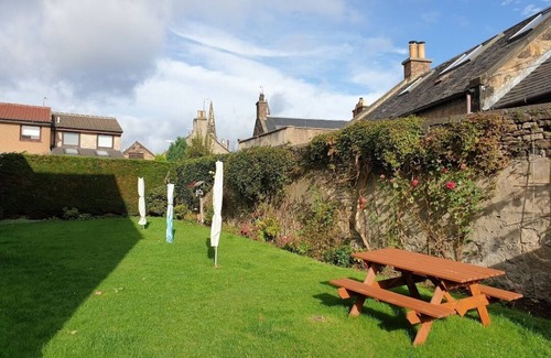 Dalry Apartment | Modern flat near Murrayfield Stadium, sleeps 4