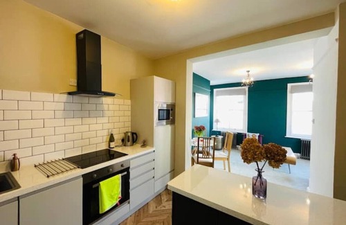 Nine Elms Apartment | Modern Flat Nr Battersea Park & Chelsea (Sleeps 5)
