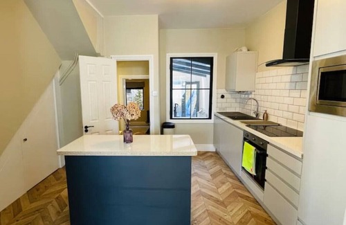 Nine Elms Apartment | Modern Flat Nr Battersea Park & Chelsea (Sleeps 5)