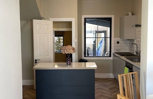 Nine Elms Apartment | Modern Flat Nr Battersea Park & Chelsea (Sleeps 5)