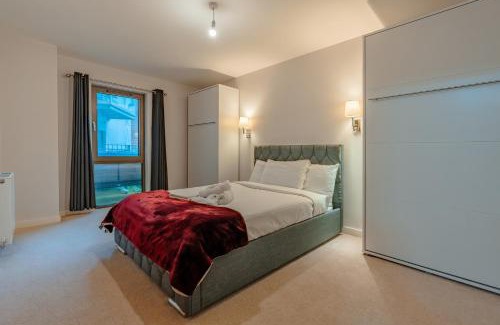 Bristol Floating Harbour Apartment | Modern flat w/balcony & projector cinema