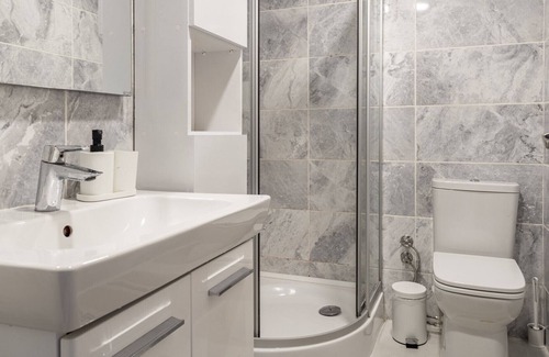 Bostanci Apartment | Modern Flat w Balcony 5 min to Bagdat Ave