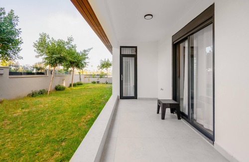 Lara Apartment | Modern Flat w Patio and Garden 5 min to Lara Beach