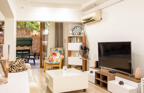 Karsiyaka Apartment | Modern Flat with Backyard Close to Karsiyaka Coast