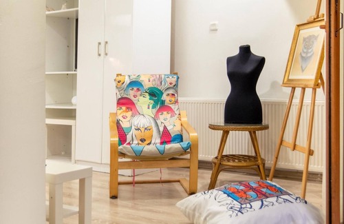 Karsiyaka Apartment | Modern Flat with Backyard Close to Karsiyaka Coast