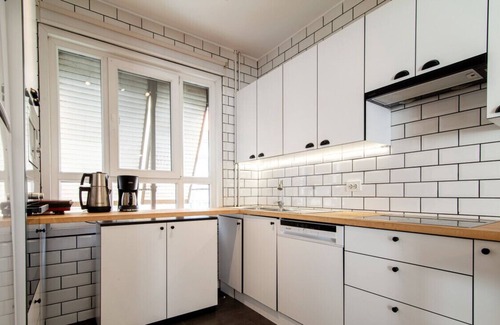 Kadikoy Apartment | Modern Flat with Central Location in Kadikoy